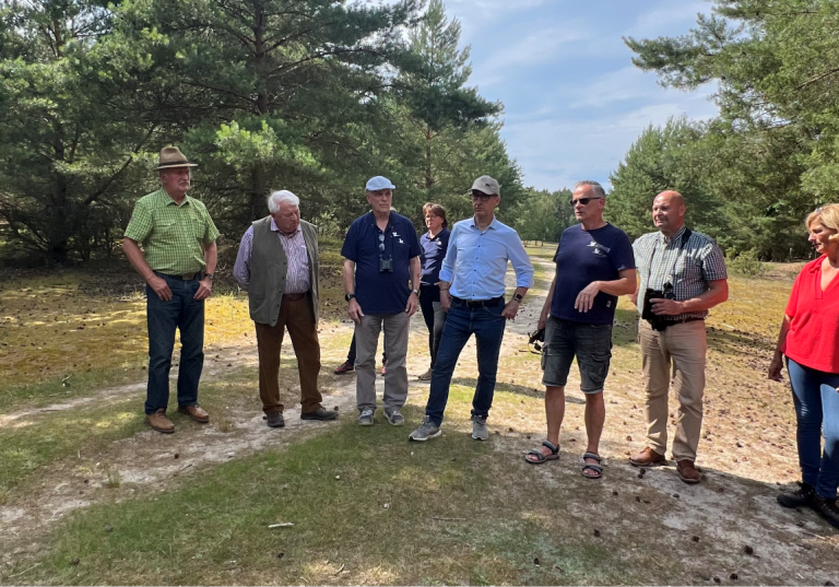 Mehr über den Artikel erfahren Bundesminister Cem Özdemir zu Besuch bei der landwirtschaftlichen Wildhaltung