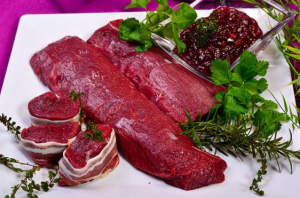 Mehr über den Artikel erfahren Rezeptvorschlag für die Grillsaison – Hirschsteaks in Kräutermarinade